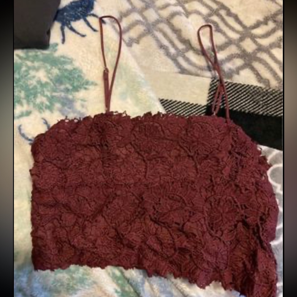 En crème cute burgundy colored croptop/ bralette. Size Medium.